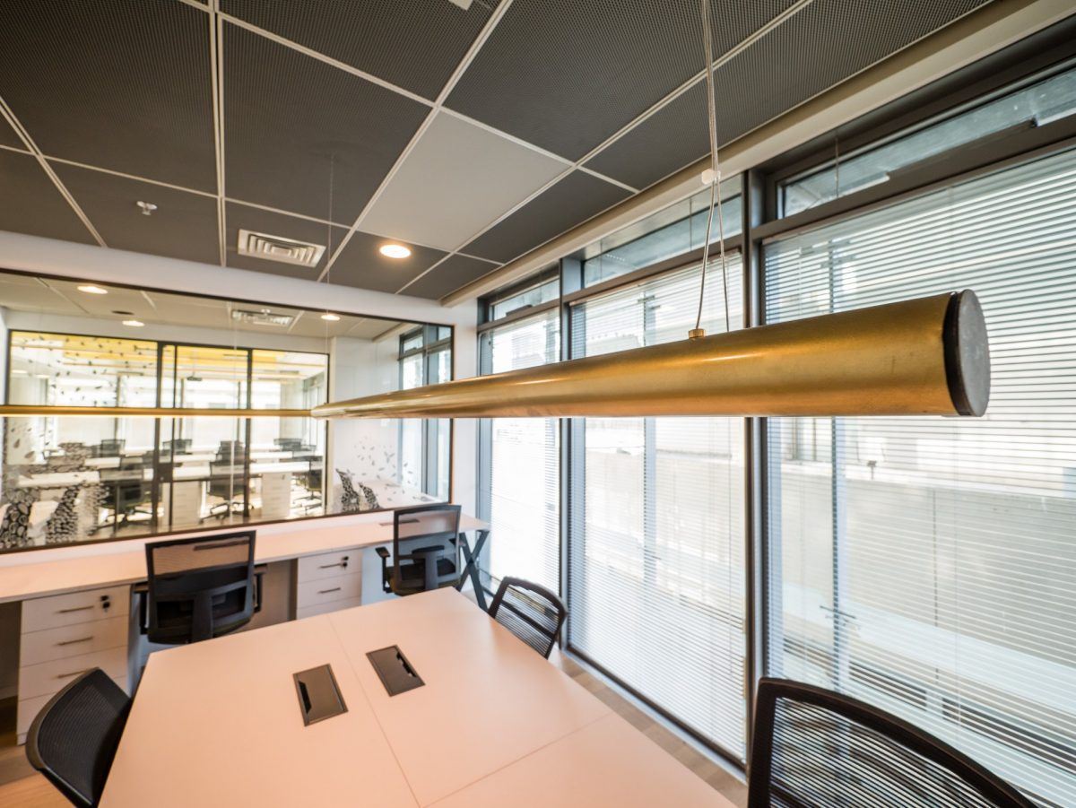 The floor Offices עיצוב תאורת תקרה במשרד על ידי דורי קמחי